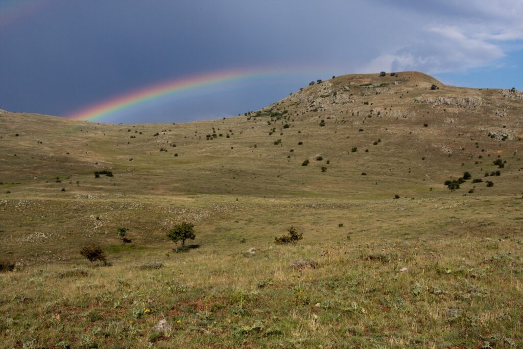 A rainbow rises over the Kerkenes site.